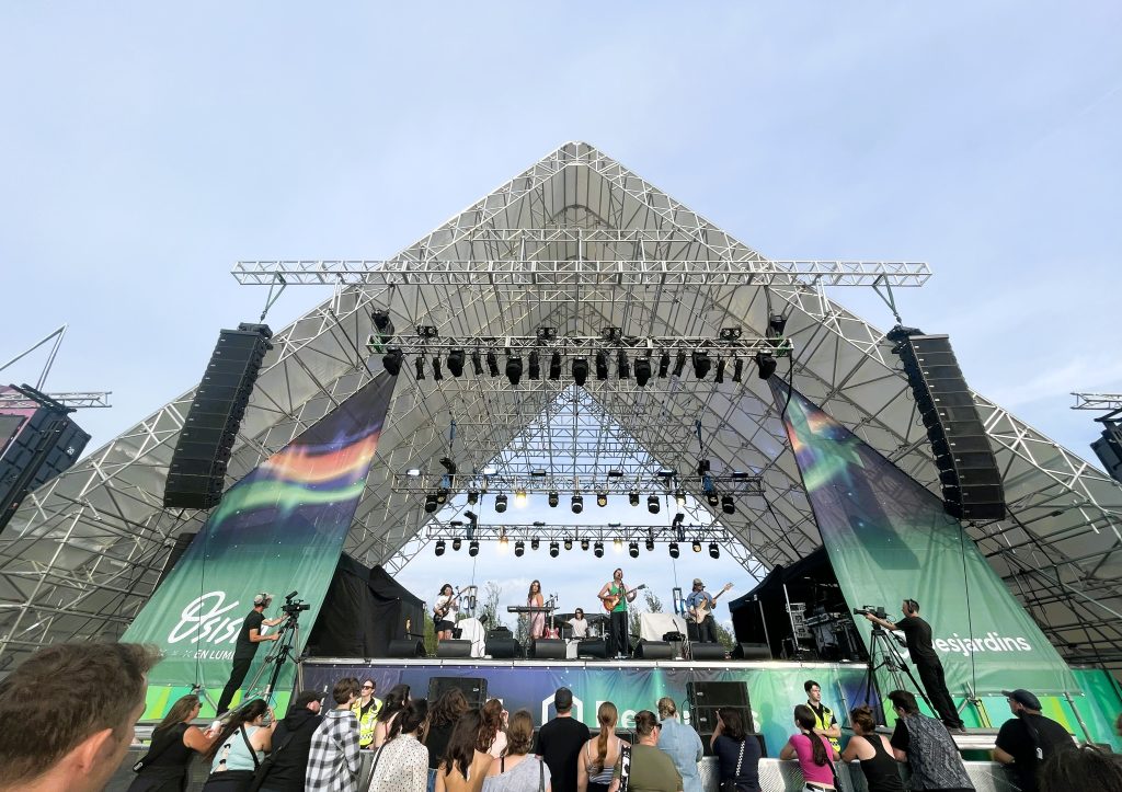 A-frame stage cover with a 50° roof pitch using NSP’s Diamond Beam aluminum keder roof system on a Ringlock scaffold base in Rouyn-Noranda, QC, designed for year-round festivals.